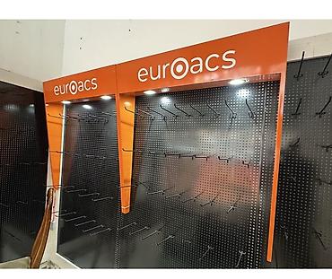 vitri: Mağaza üçün perforasiya olunmuş metal panel stend sistemi - Brend — 1