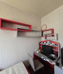 двухъярусная кравать: Детский комплект мебели в стиле «гоночная тема», красно‑серый. Состав