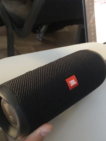 Динамики и музыкальные центры: JBL Flip 5 привезенный в личное использование 2-3 месяца назад, звук