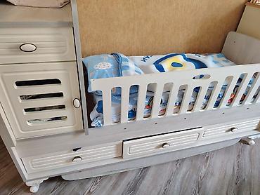 Mebel: Uşaq beşiyi və inteqrəedilmiş komod - Material: ağac teksturalı — 1