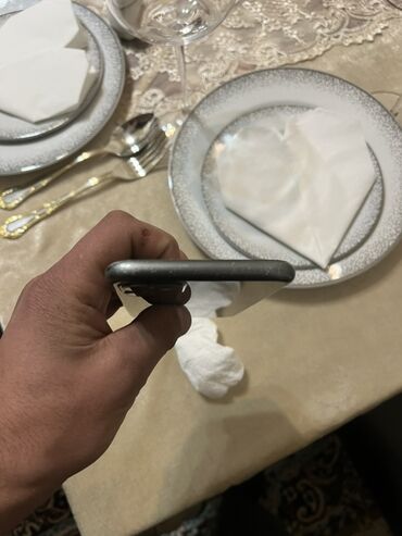 Apple iPhone: IPhone 11, 64 GB, Qara, Face ID — 6