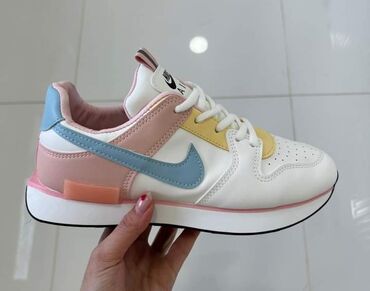 Women's Sneakers and athletic shoes: 41 — 18