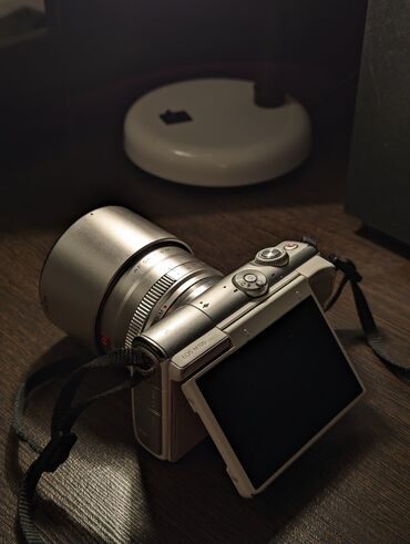 Фотоаппараты: Продаю беззеркальный фотоаппарат Canon EOS M100, с родным объективом