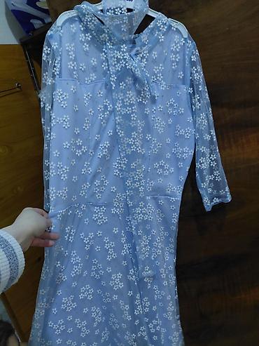 şifon donlar: Açıq mavi rəngdə, çiçək naxışlı şifon paltar. - Model: midi uzunluq — 2