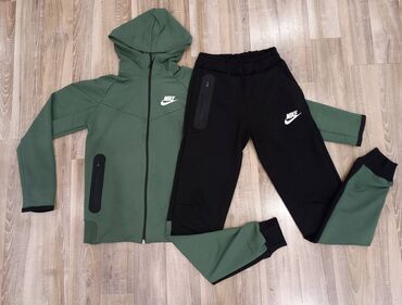 Gornji i donji deo: Nike ženska trenerka

Novo
Pamuk
Veličine xs s m l — 5