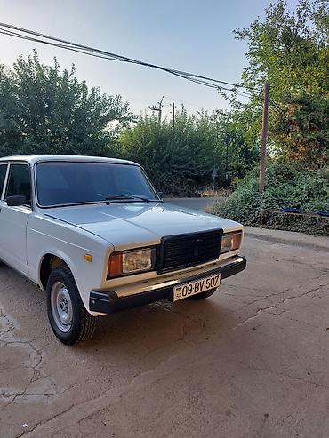 VAZ (LADA): VAZ 2107 sedan – klassik ağ rəngdə, 4 qapılı, arxaötürücülü. Texniki — 3
