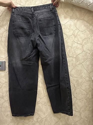 gun eynəyi: Qara-boz rəngli denim şalvar - Model: düz kəsim, yüksək belli görünüş — 2