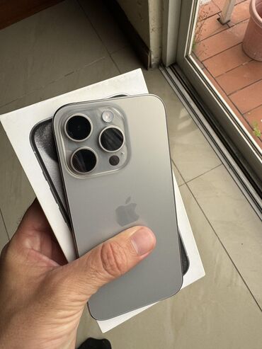 Apple iPhone: IPhone 15 Pro, Б/у, 128 ГБ, Natural Titanium, Наушники, Зарядное устройство, Защитное стекло, 90 %