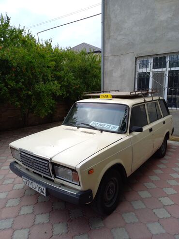 VAZ (LADA): VAZ-2104 universal taksi xidməti üçün uyğundur. Üzərində baqaj yeri