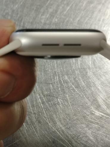 saat seti: Apple Watch SE (GPS) – 40 mm, Alüminium gövdə, İon‑X şüşə, ağ silikon — 4