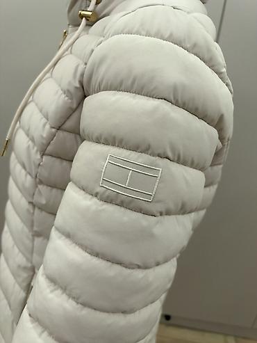 Верхняя одежда: Брендовая (Tommy Hilfiger) стеганая куртка с капюшоном — 3