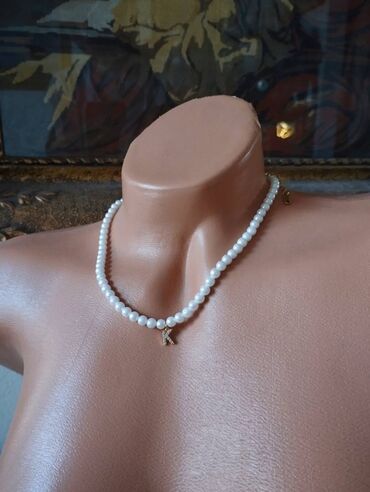 nakit uz teget haljinu: Biserna ogrlica sa slovom K -nerdjajuci celik NOVO Biserna oglica sa