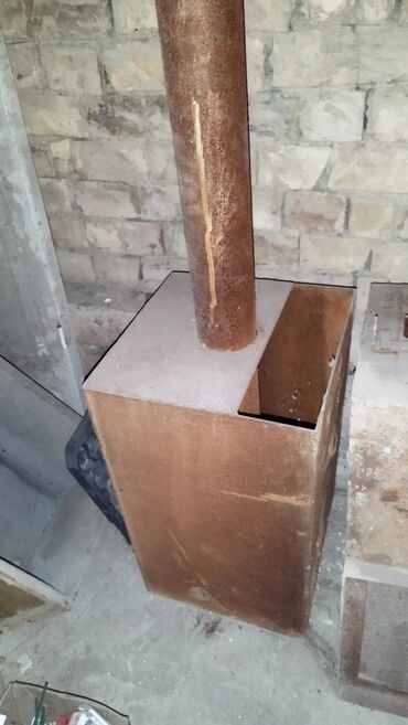 напольный газовый котел: Металлическая печь квадратной формы, оснащенная прямоугольным