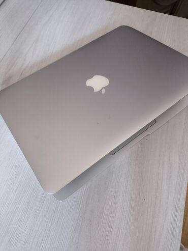 Printerlər: Gümüşü rəngdə, yığcam dizaynlı Apple MacBook Air noutbuku. İncə