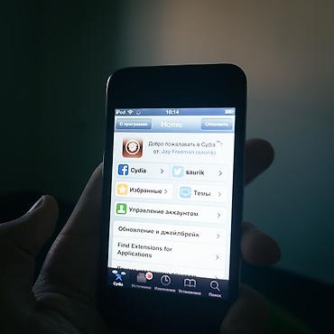 Другая аудиотехника: IPod touch 4 на 8GB, в комплекте только зарядка неоригинальная, из — 4