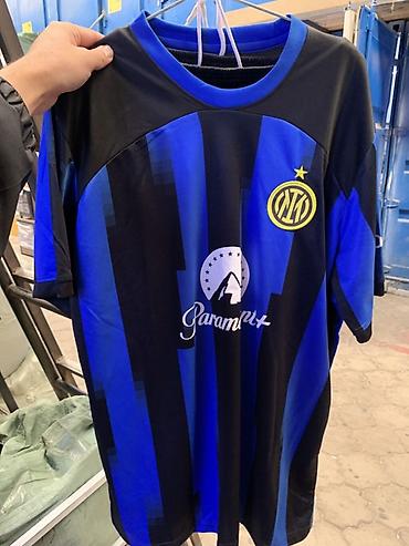 Футбольная майка в стиле домашнего комплекта Inter с вертикальными