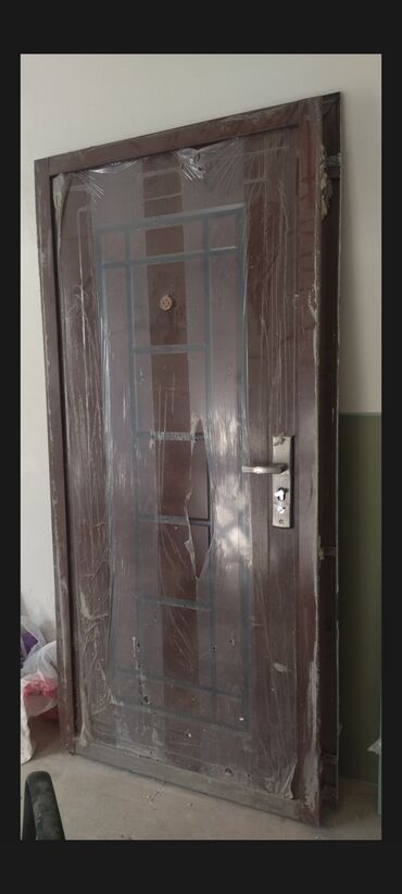 Divar kağızları: Mənzil üçün Yeni Giriş qapısı 90x205 sm Glazok ilə, Ünvandan götürmə