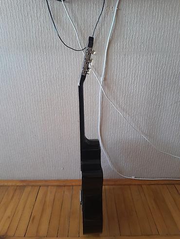 Gitaralar: Klassik gitara – kəsik korpuslu (cutaway), 6 simli, qara parlaq rəng — 4