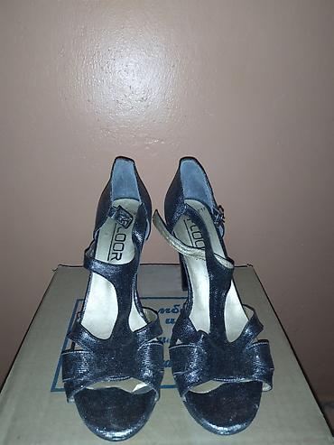 Продавцы-консультанты: Эти все женские обуви восемь пар за 5000 сом все в хорошем состоянии — 9