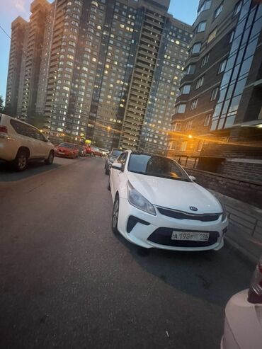 набор ключей для машины: Kia Rio, белый седан. Кузов и экстерьер: - Белый цвет, 4-дверный