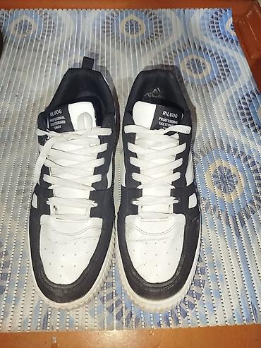 Ayaqqabılar: Ağ sport ayaqqabiynan barter ederem.3 ay geyinilib — 2