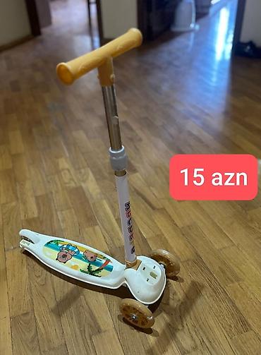 Uşaq skuteri 3 təkərli uşaq skuteri. Ağ rəngli korpusla hazırlanıb