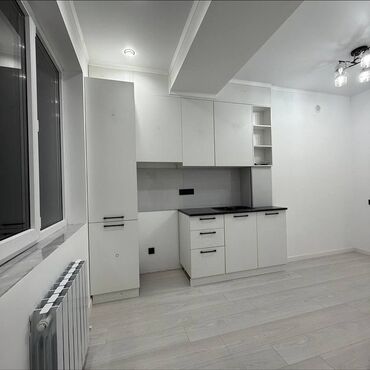 Помещения свободного назначения: Современная белая комната под интерьер-студию - Просторное вытянутое — 6