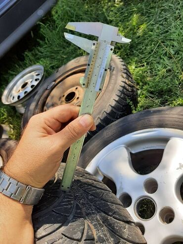 Gume i felne: 4 komada alu felne r15, sa 2 skoro nove i 2 polovne zimske gume. Na — 17