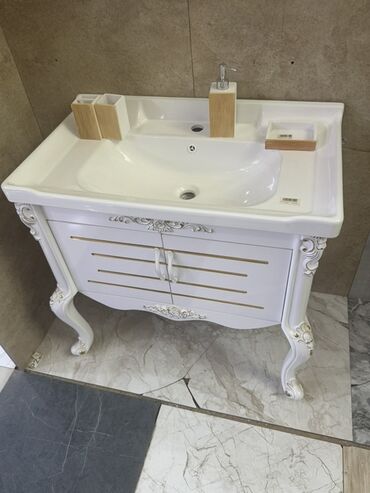 Hamam üçün kranlar: Ağ rəngli, qızılı naxışlarla bəzədilmiş banyo mebeli dəsti, klassik