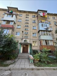 дом в районе аламединского рынка: 3 бөлмө, 58 кв. м, 104-серия, 4 кабат, Эски ремонт