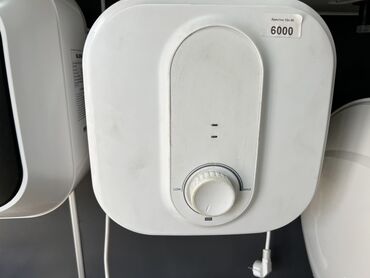водонагреватель продаю: Водонагреватель белого цвета с механическим управлением. Компактный