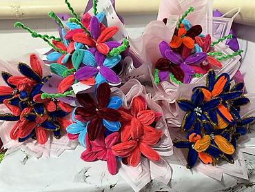 Цветы из синельной проволоки: Яркие декоративные букеты из мягких плюшевых «проволочных» цветов. - — 2