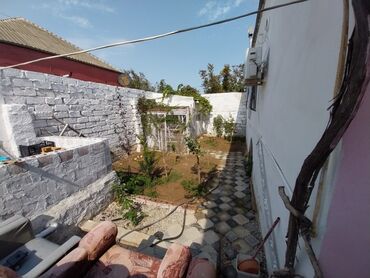 Həyət evləri və villaların satışı: Satılır: həyətli ev - Geniş, tam daş döşəməli həyət. Hündür, taxta — 10