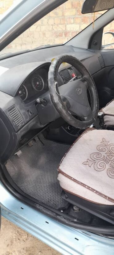 электромобиль neta: Автомобиль Hyundai Getz светло-голубого цвета, компактный и