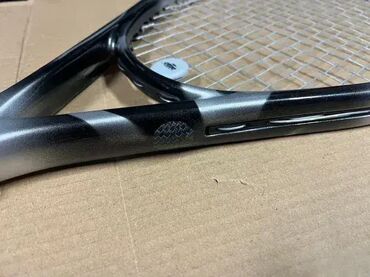 Rekviziti za vežbanje: Teniski reket Micro Carbon Titanium; Reket za seniore, Dužina ukupno — 5