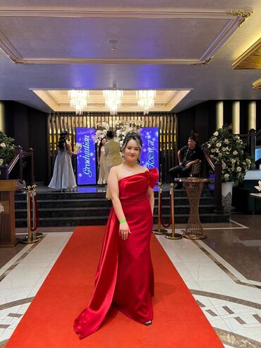 красное платье в пол с разрезом: Кече көйнөгү, Узун модель, Атлас, Жеңдери жок, Шлейф, L