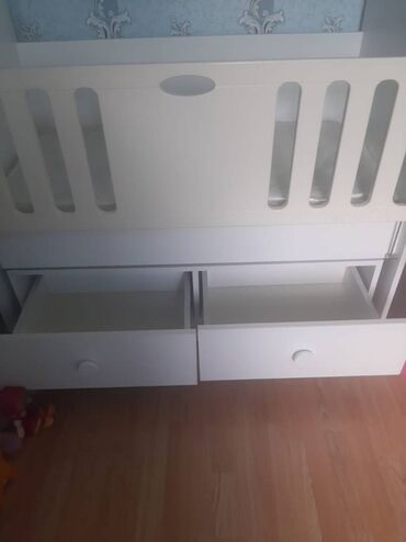 Mebel: Oğlan və qız üçün, İşlənmiş, Dördbucaq, Beşik, Matras ilə, Yellənmə mexanizm ilə