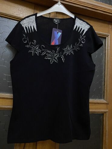 Köynək və bluzalar: Qadın geyimləri – 2 fərqli model 1) Ağ bluz: - Yumşaq, axıcı parça - — 9