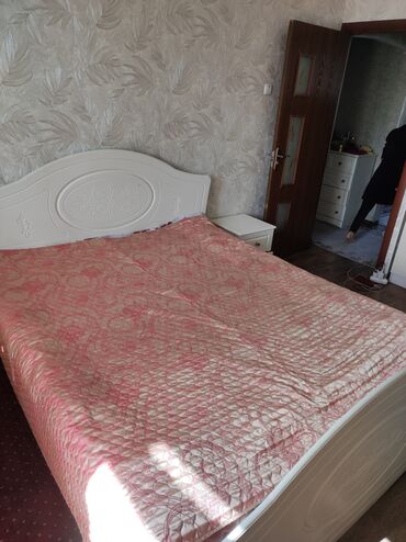 двух спальный кровать бу: Спальный гарнитур, Двуспальная кровать, Комод, Тумба, цвет - Белый, Б/у