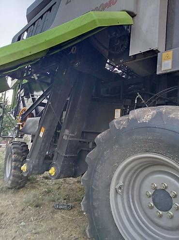 tur maşınları: Zoomlion kombayn təqdim olunur. Şəkildə ön hissədə qarğıdalı üçün — 2