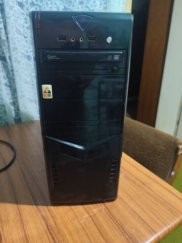 Desktop računari i radne stanice: Kuciste i monitor Ociscen, podignut svez operativni sistem, spreman — 1