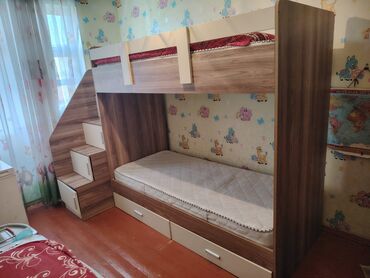 двуспальная кровать с подъемным механизмом: Uşaq otağı üçün iki mərtəbəli çarpayı dəsti - Model: Yan pilləkənli
