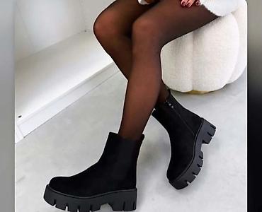 cipele nepromocive: Ženske čizme sa debljim đonom – moderni “chunky” Chelsea model. - — 1