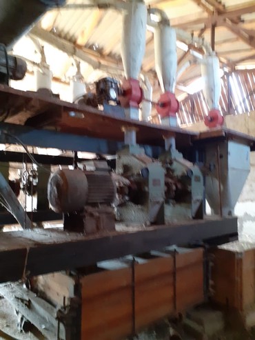 Digər istehsal avadanlığı: Un dəyirmanı AVM-7. Sutkada 7 ton un istehsal edir. İki növ. Əla və — 7