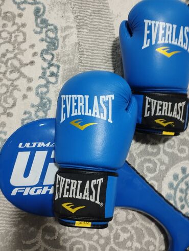 Перчатки: Продаю боксерский комплект Everlast! 🔥 Готовы улучшить свои удары и