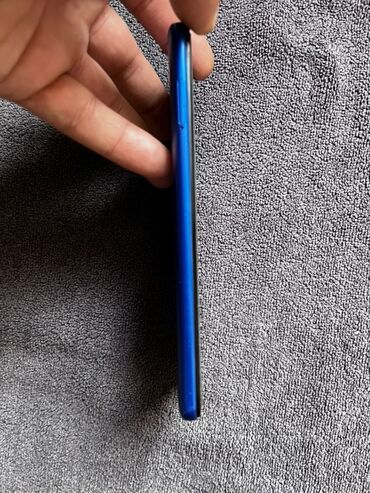 redmi 5 plus ekran: Xiaomi Redmi smartfon - Rəng: mavi korpus, ön hissədə qara çərçivə -