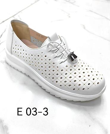 Кроссовки и спортивная обувь: Белые женские кроссовки с перфорацией и шнуровкой. Модель имеет — 5