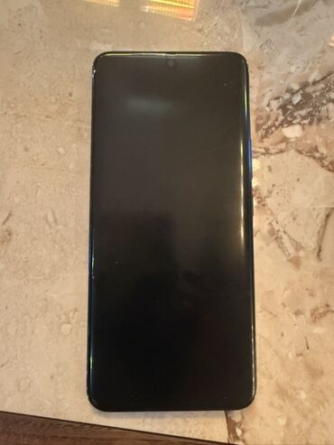 Çəngəllər: Smartfon – damla tipli ön kamera oyuntusu olan tam ekranlı model
