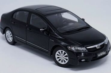 Avtomobil modelləri: Honda Civic sedan – qara rəngdə miqyaslı die-cast model avtomobil — 1