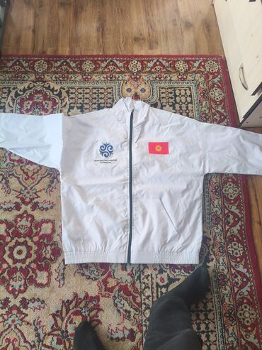 шуба трансформер: Легкая ветровка на молнии с эмблемой «Кыргызстандын жаштар конгресси»